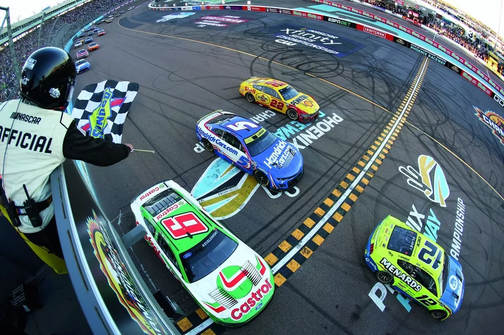 Ryan Blaney, Team Penske Ford, Kyle Larson, Hendrick Motorsports Chevrolet
