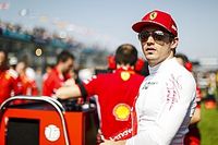 Leclerc j&aacute; cobra engenheiros da Ferrari, relata chefe