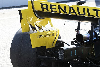 Renault: ci sono tre flap nella parte svergolata della paratia laterale dell'ala