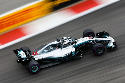 Пилоты Mercedes опередили Ferrari в третьей тренировке в Сочи