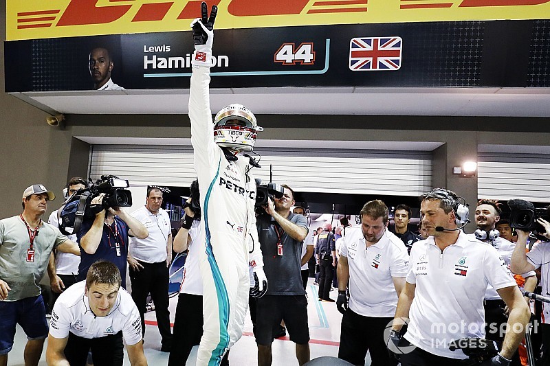 Hamilton golpea inesperadamente a Ferrari en Singapur