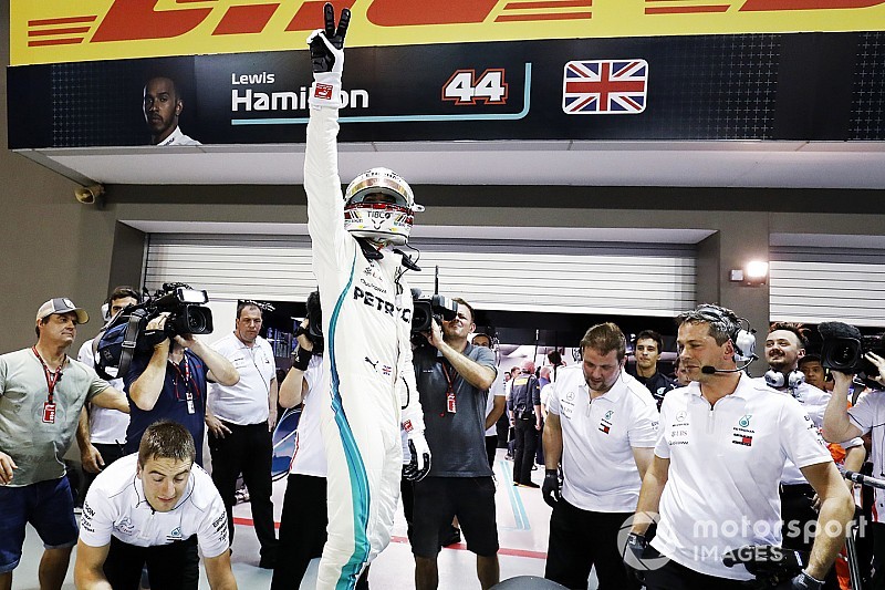 Hamilton vermorzelt concurrentie in kwalificatie Singapore, Verstappen verrast met P2