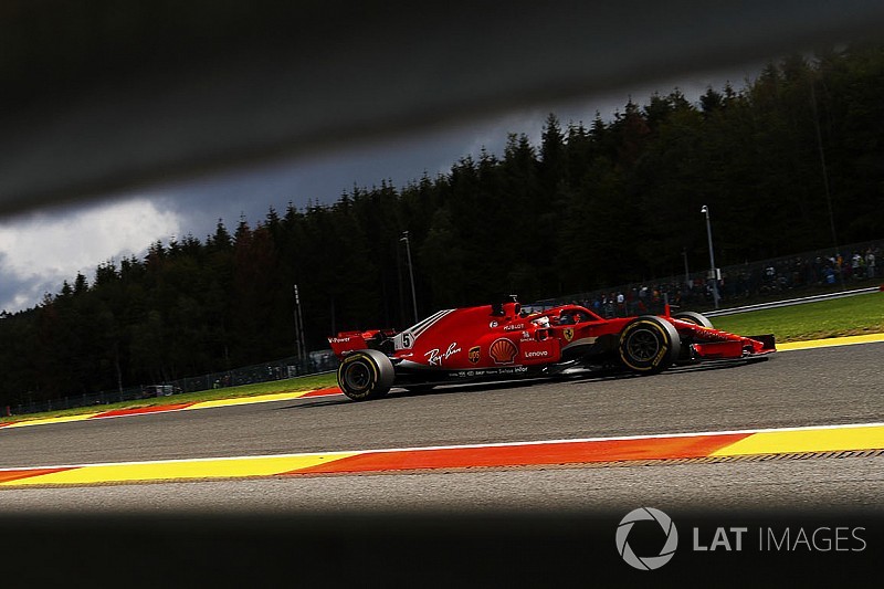 Räikkönen 0,7 Sekunden schneller: Vettel tappt im Dunkeln