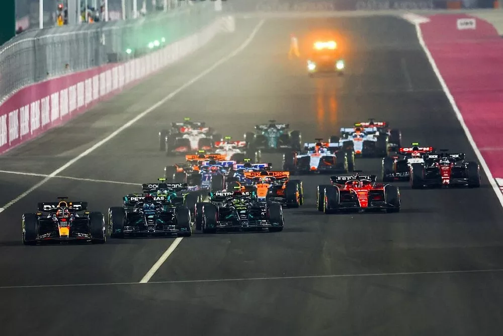 Max Verstappen, Red Bull Racing leidt bij de start
