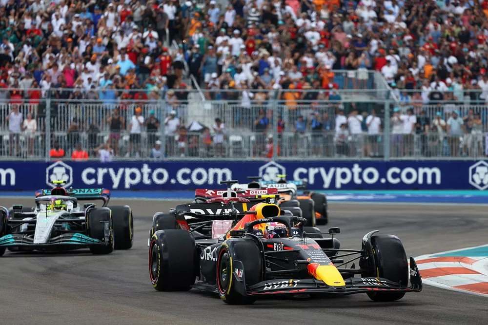 Sergio P&eacute;rez, Red Bull Racing RB18, Valtteri Bottas, Alfa Romeo C42, Lewis Hamilton, Mercedes W13