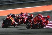 MotoGP Qatar: Márquez gana una alocada carrera 