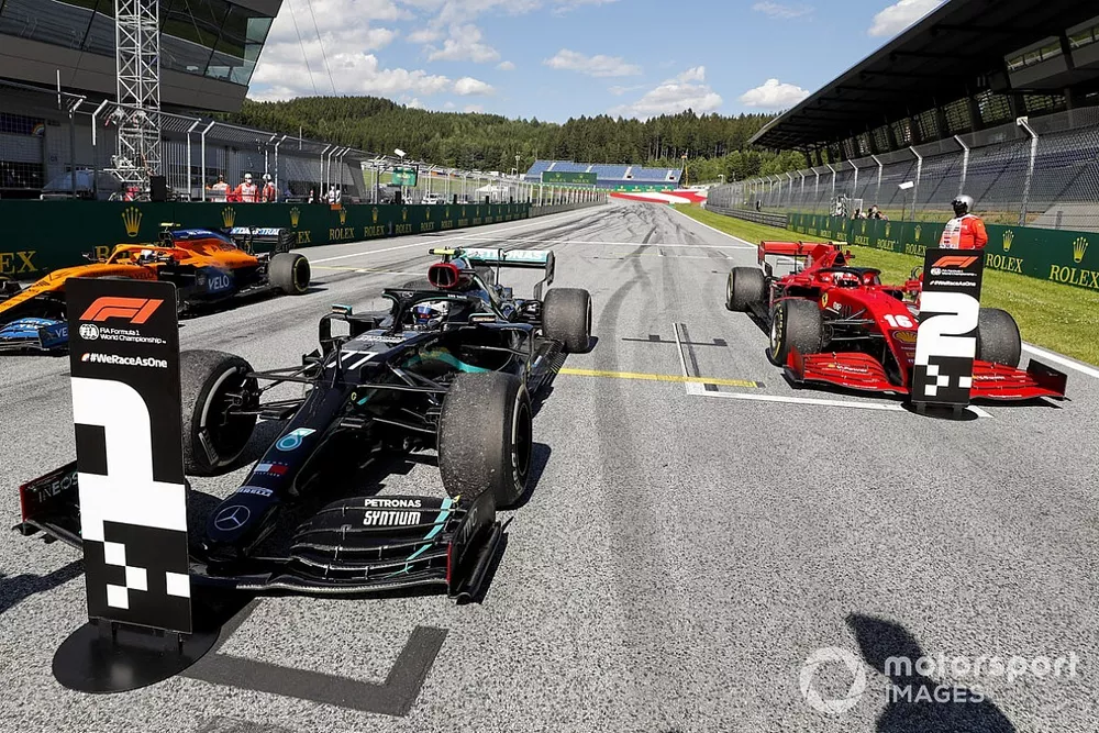 Il vincitore della gara Valtteri Bottas, Mercedes-AMG Petronas F1, Charles Leclerc, Ferrari SF1000 e Lando Norris, McLaren MCL35 arrivano nel parc ferme