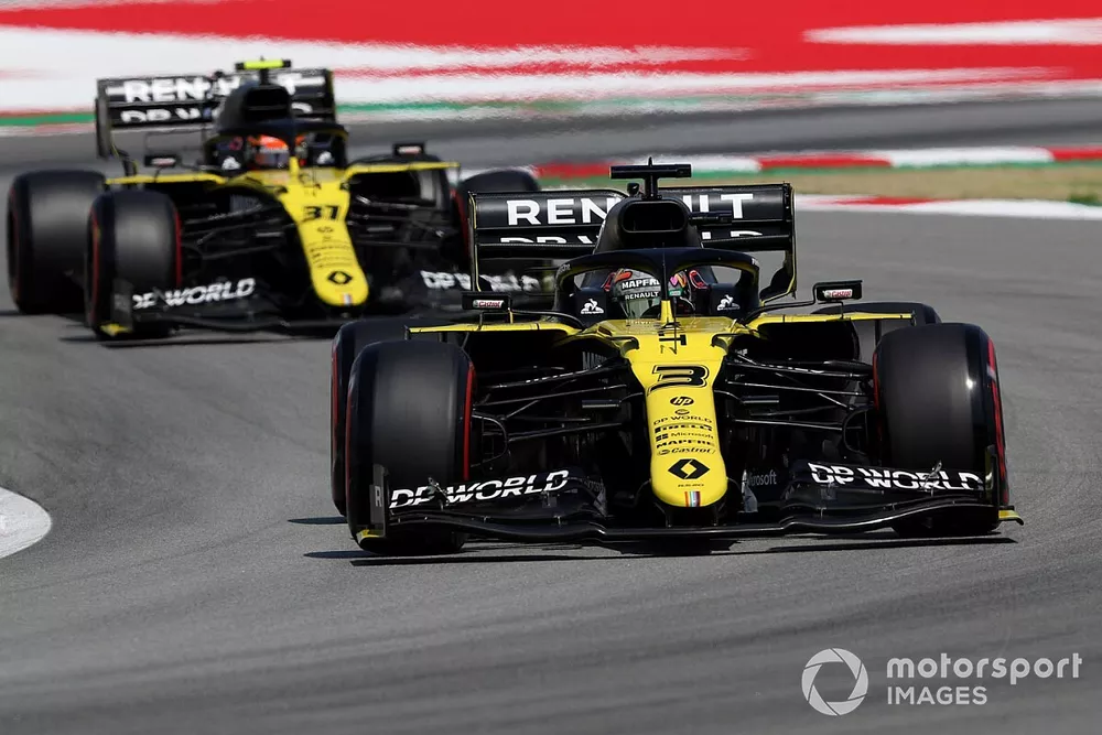 Daniel Ricciardo, Renault F1 Team R.S.20, leads Esteban Ocon, Renault F1 Team R.S.20