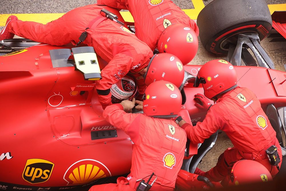Charles Leclerc, Ferrari SF1000 en pits por un problema en su monoplaza 