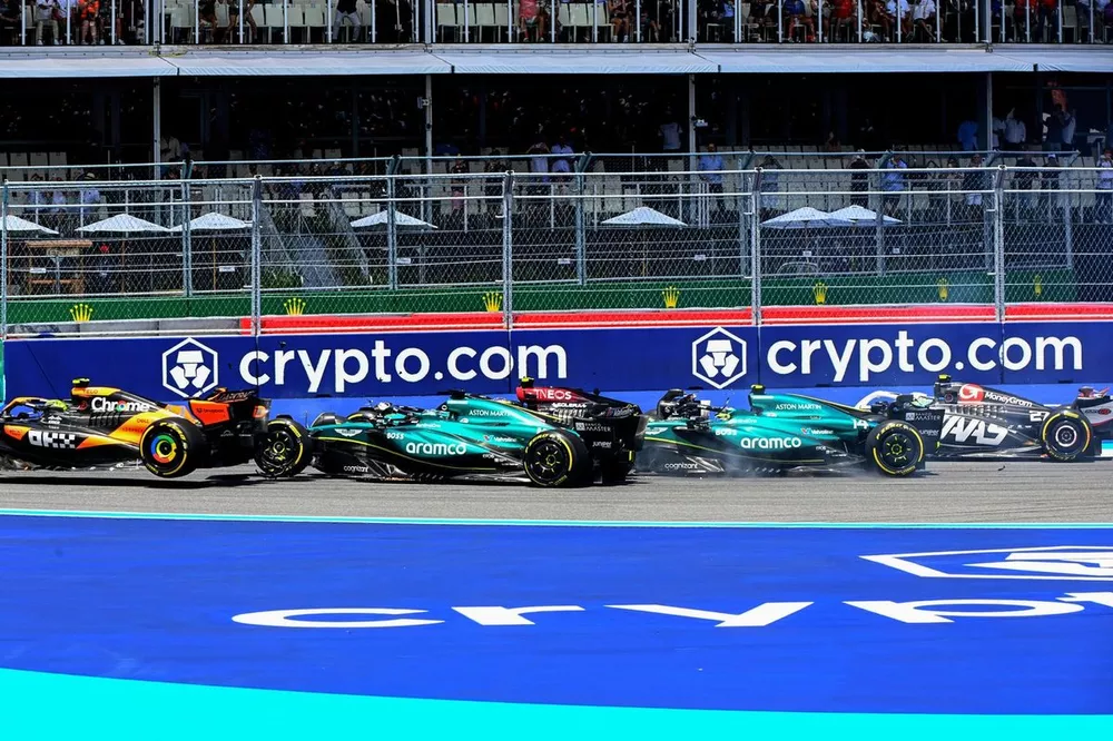 Lando Norris, McLaren MCL38, Lance Stroll, Aston Martin AMR24, Fernando Alonso, Aston Martin AMR24, et Lewis Hamilton, Mercedes F1 W15, s'accrochent au d&eacute;part