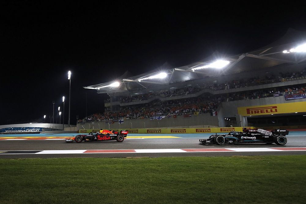 Max Verstappen, Red Bull Racing RB16B, Lewis Hamilton, Mercedes W12, on the final lap