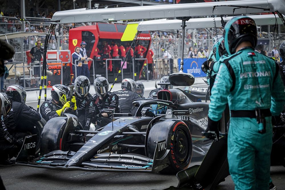 George Russell, Mercedes F1 W14, hace una parada en boxes