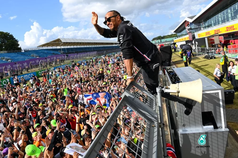 Lewis Hamilton, Mercedes-AMG, lo celebra con los aficionados tras la carrera