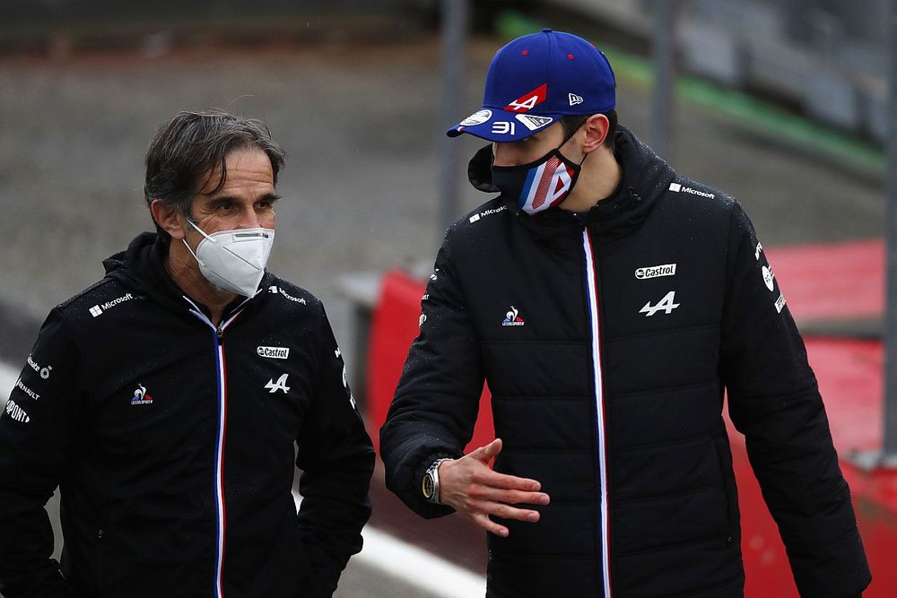 Davide Brivio, directeur de la compétition, Alpine F1, et Esteban Ocon, Alpine F1