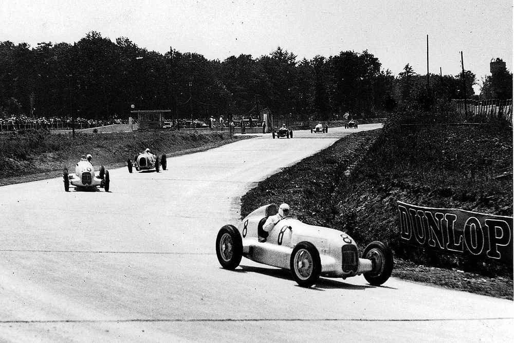 Rudolf Caracciola, Mercedes-Benz W25 leads Luigi Fagioli, Mercedes-Benz W25 and Hans Stuck, Auto Union A-typ