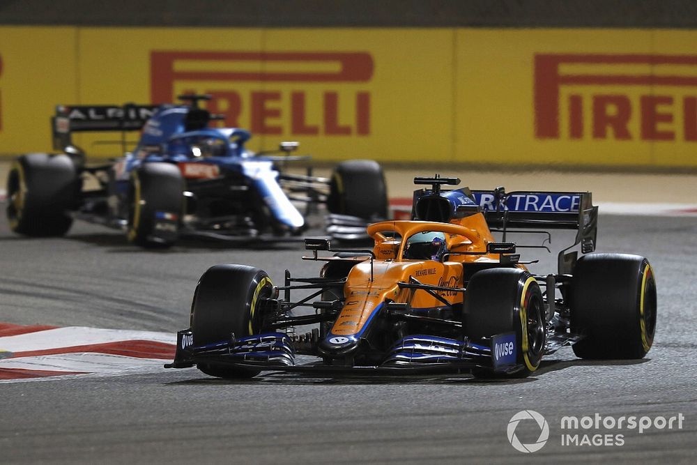 Daniel Ricciardo, McLaren MCL35M, Fernando Alonso, Alpine A521