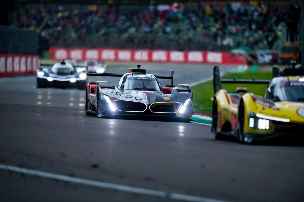 #20 BMW M Team WRT BMW M Hybrid V8: Rene Rast, Robin Frijns, Sheldon Van Der Linde