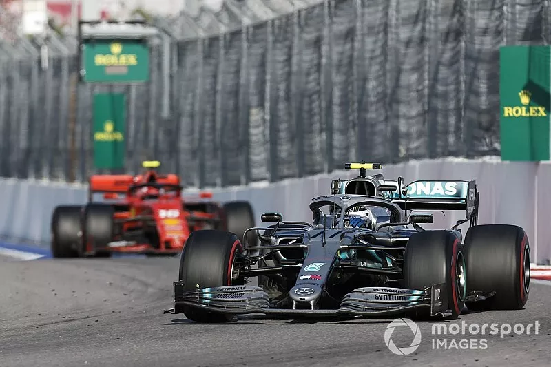 Valtteri Bottas, Mercedes AMG W10, voor Charles Leclerc, Ferrari SF90