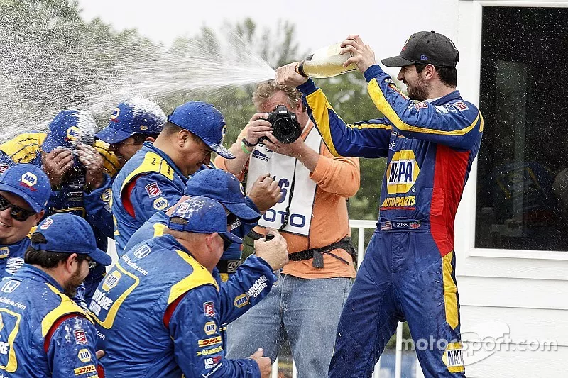 El ganador de la carrera, Alexander Rossi, celebra con el equipo Andretti Autosport Honda