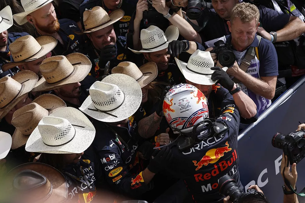 Max Verstappen, Red Bull Racing, 1ª posición, celebra con su equipo su llegada al Parc Ferme