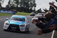 Croft BTCC: Moffat soaks up Hill pressure to win Race 1