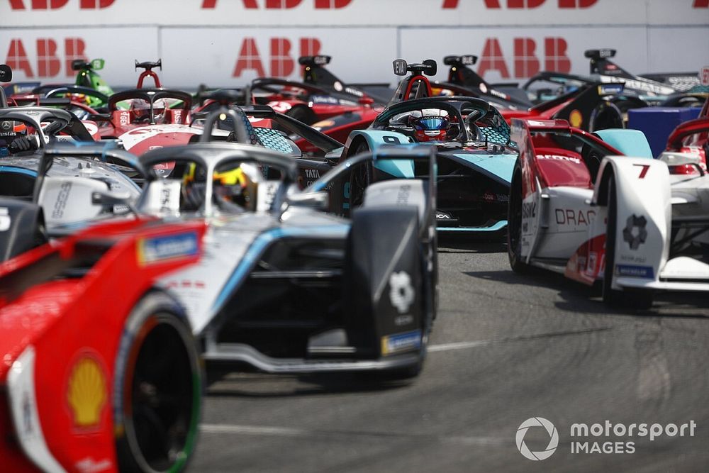 Stoffel Vandoorne, Mercedes Benz EQ, EQ Silver Arrow 02, Sergio Sette Camara, Dragon Penske Autosport, Penske EV-5, Mitch Evans, Jaguar TCS Racing, Jaguar I-TYPE 5, y el resto de la parrilla
