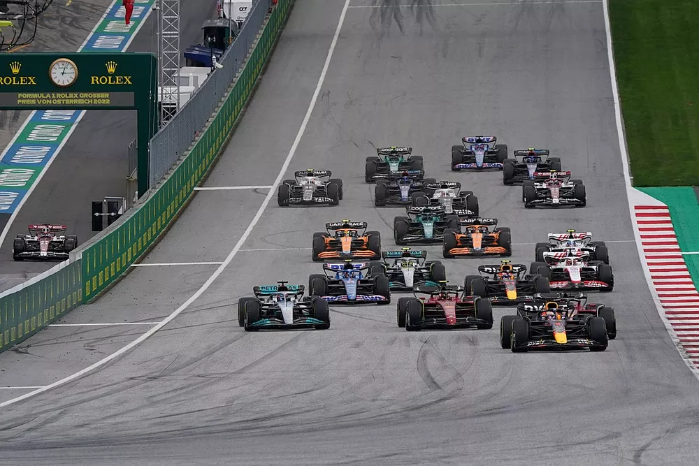 Max Verstappen, Red Bull Racing RB18 leads at the start