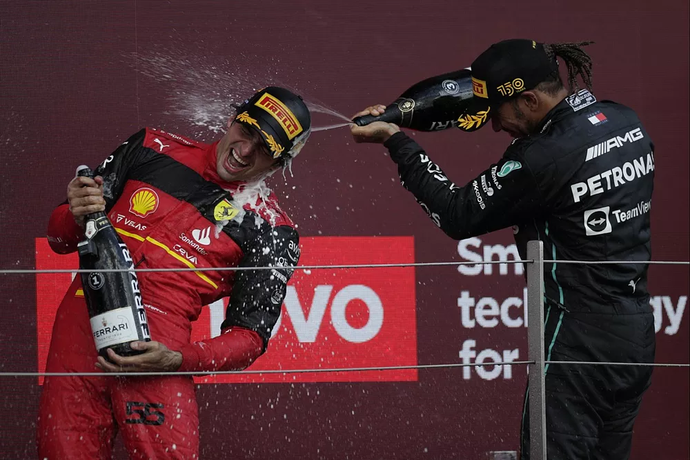Podio: ganador Carlos Sainz, Ferrari, tercer lugar Lewis Hamilton, Mercedes-AMG