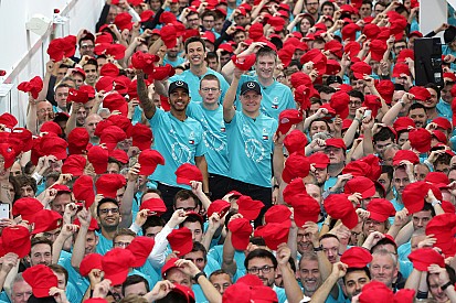 Mercedes viert F1-titel met speciale boodschap voor Niki Lauda