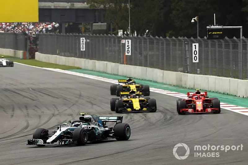 Valtteri Bottas, Mercedes AMG F1 W09 EQ Power+, et Carlos Sainz Jr., Renault Sport F1 Team R.S. 18, Kimi Raikkonen, Ferrari SF71H, et Nico Hulkenberg, Renault Sport F1 Team R.S. 18