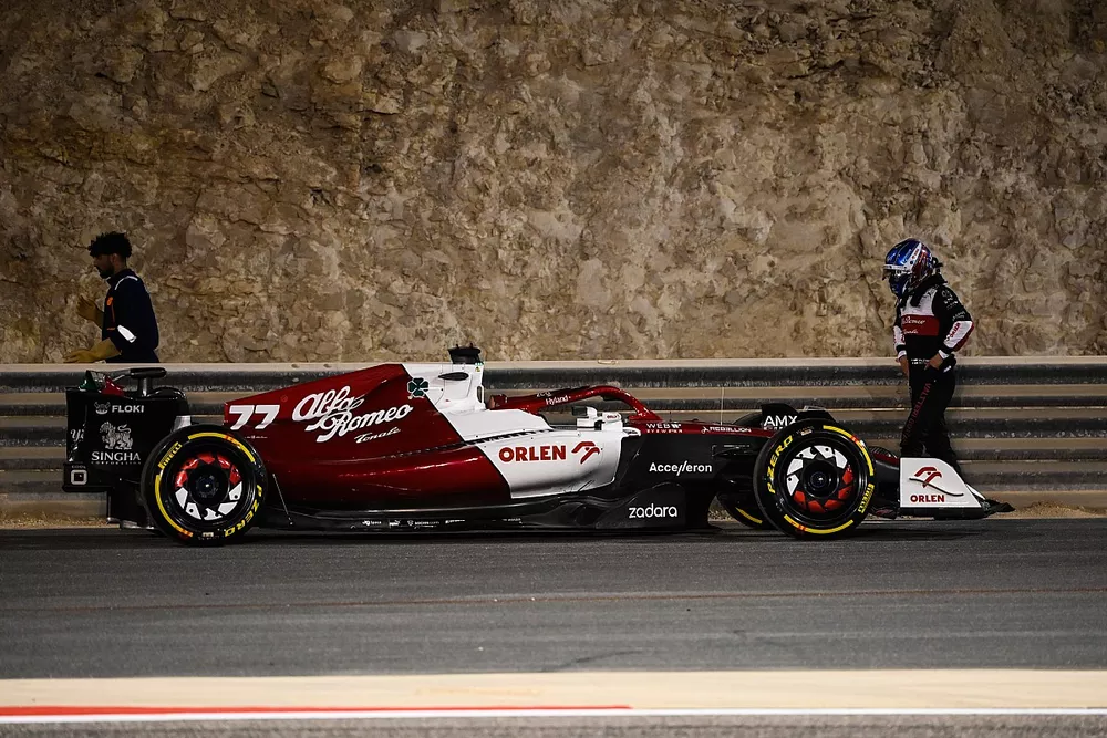 Valtteri Bottas, Alfa Romeo C42, arr&ecirc;t&eacute; sur la piste