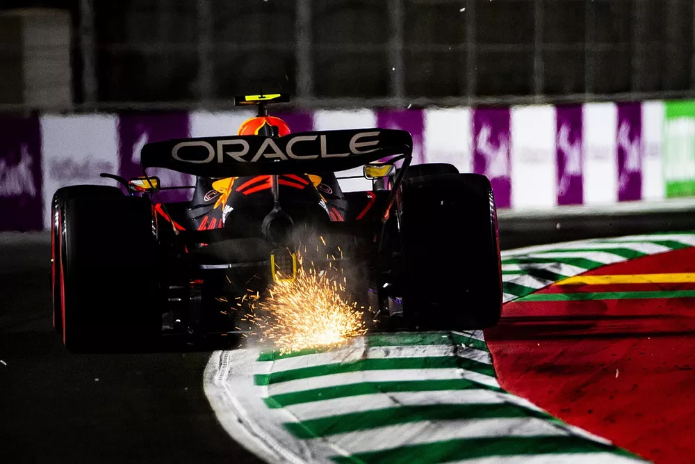 Sergio Perez, Red Bull Racing RB18, fait des étincelles