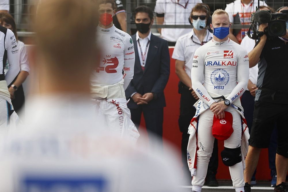 Antonio Giovinazzi, Alfa Romeo Racing, Nikita Mazepin, Haas F1, y los demás pilotos y personal guardan un minuto de silencio por el fallecido Mansoir Ojjeh en la parrilla de salida