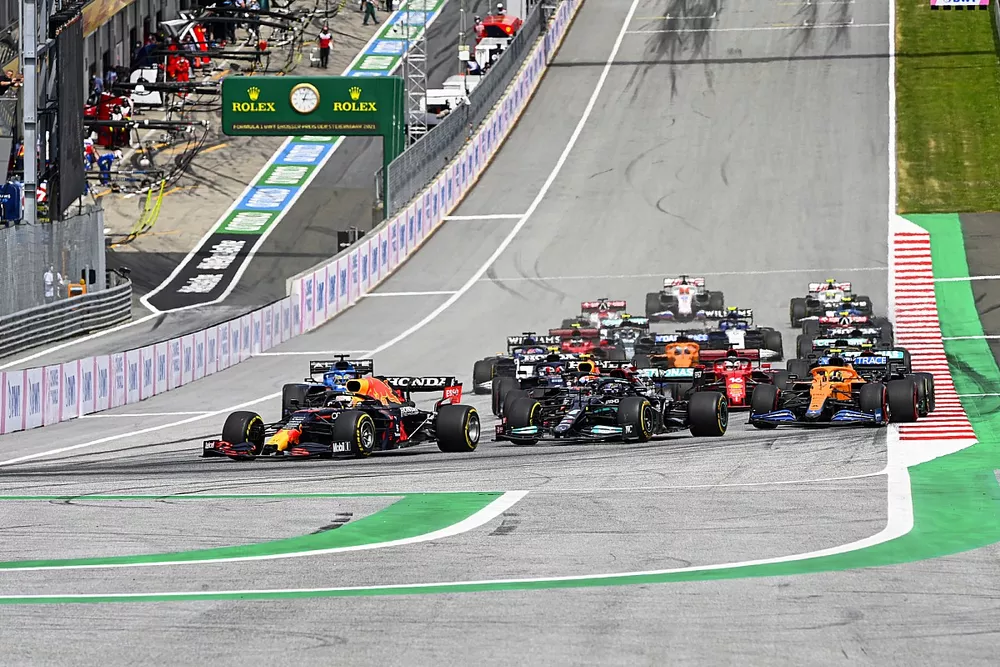 Max Verstappen, Red Bull Racing RB16B, Lewis Hamilton, Mercedes W12, Sergio Perez, Red Bull Racing RB16B, Lando Norris, McLaren MCL35M, and the rest of the field at the start