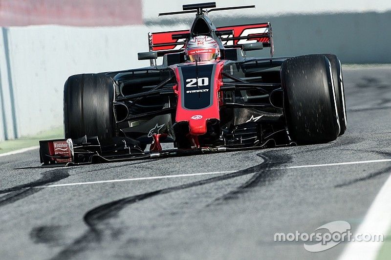Kevin Magnussen, Haas F1 Team VF-17 with a broken front wing