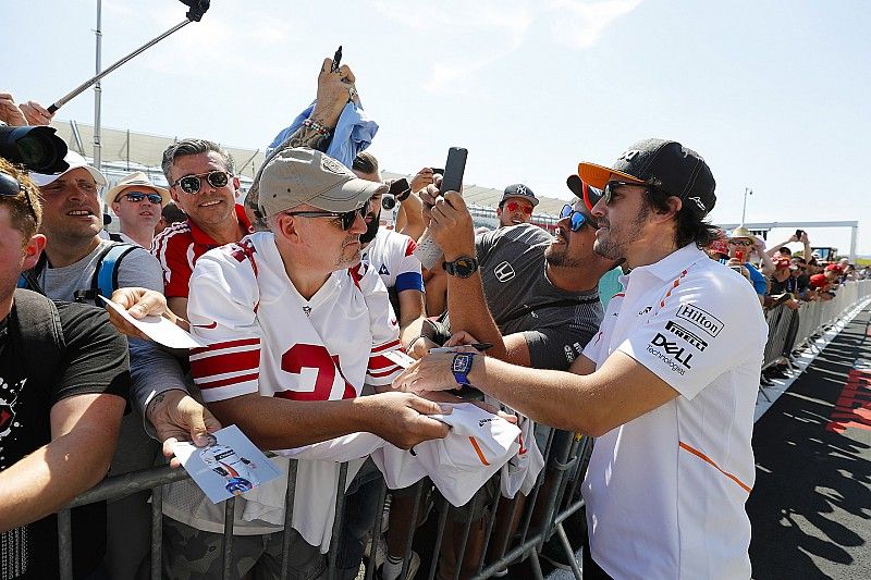 Fernando Alonso, McLaren, firmando aut&oacute;grafos