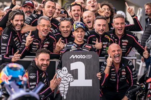 Bezzecchi baja el r&eacute;cord en Valencia y se queda con la &uacute;ltima pole del MotoGP 2025