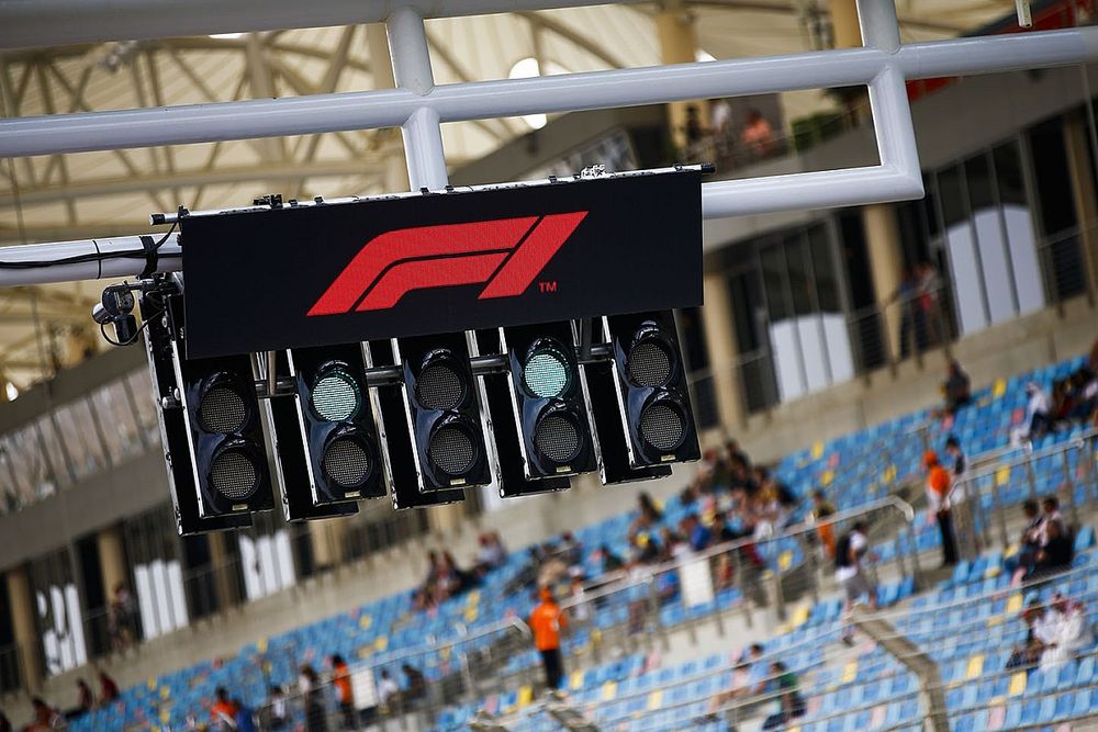 El logo de F1 sobre las luces de inicio