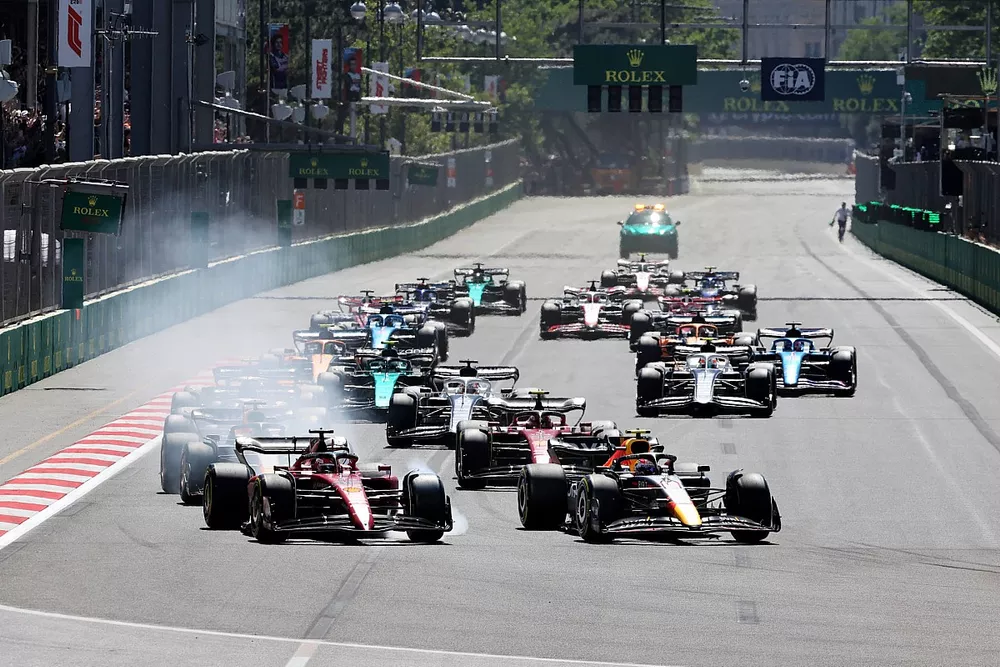 Sergio P&eacute;rez, Red Bull Racing RB18, Charles Leclerc, Ferrari F1-75, Carlos Sainz, Ferrari F1-75, Max Verstappen, Red Bull Racing RB18, George Russell, Mercedes W13, Pierre Gasly, AlphaTauri AT03, el resto en la salida