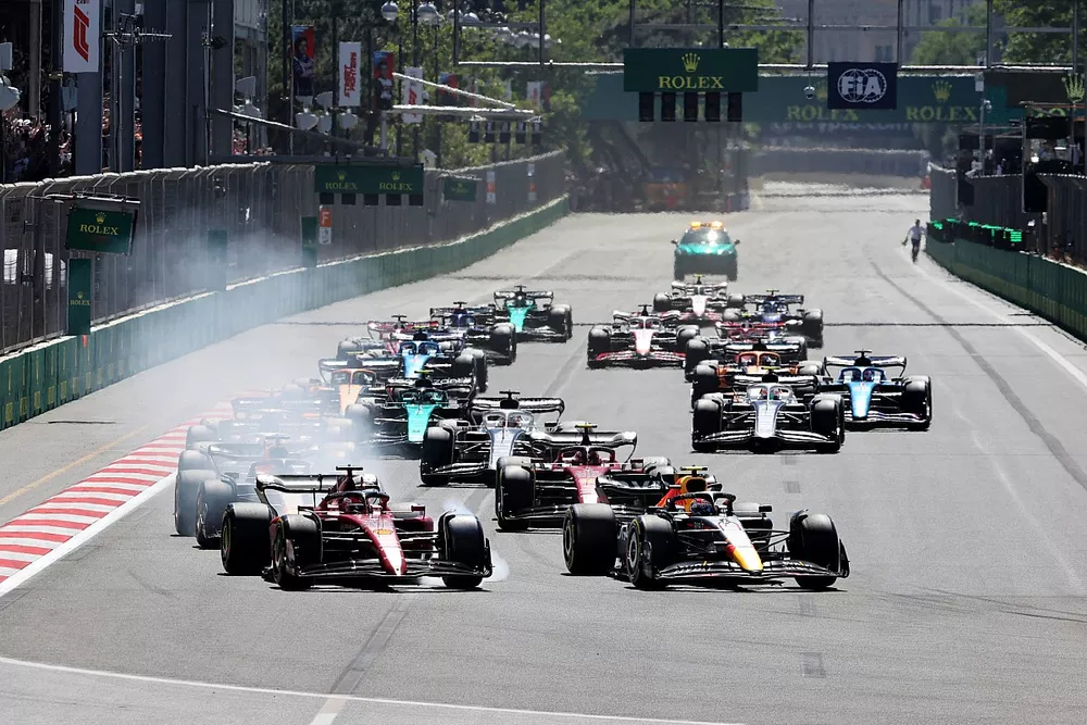 Sergio Perez, Red Bull Racing RB18, Charles Leclerc, Ferrari F1-75, Carlos Sainz, Ferrari F1-75, Max Verstappen, Red Bull Racing RB18, George Russell, Mercedes W13, Pierre Gasly, AlphaTauri AT03, the rest of the field at the start