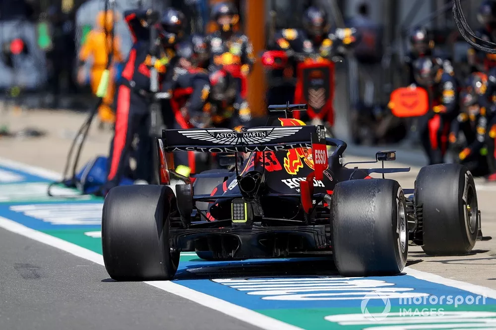Max Verstappen, Red Bull Racing RB16, para para un pit stop