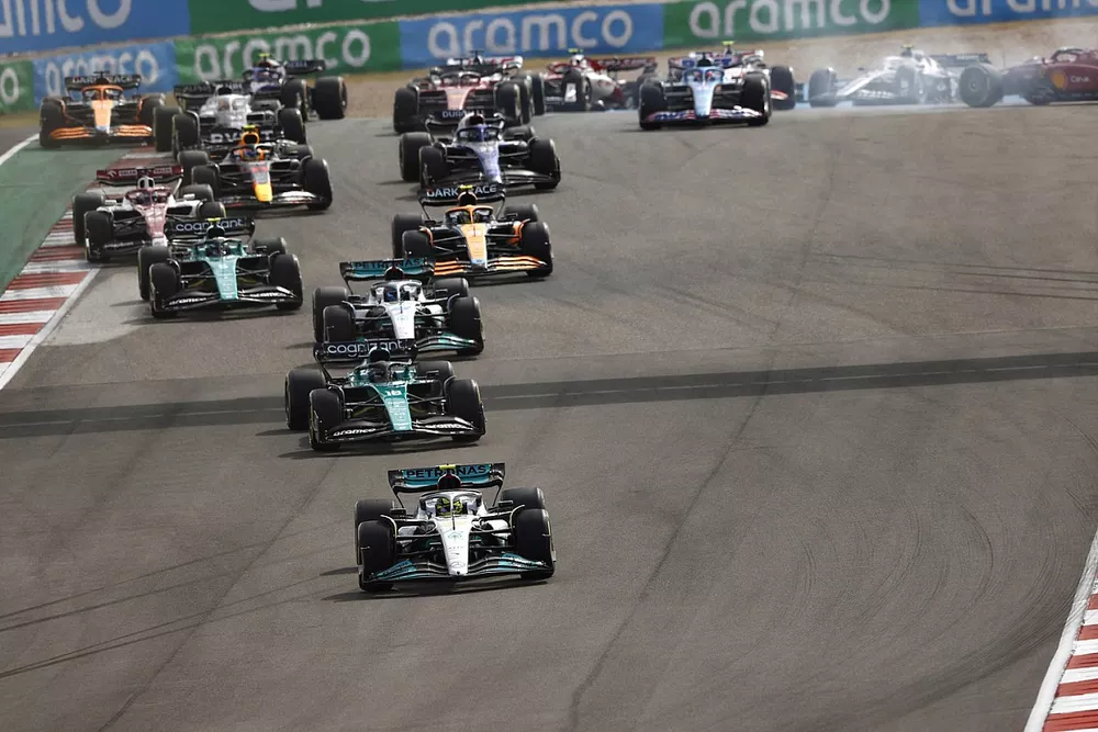 Lewis Hamilton, Mercedes W13, Lance Stroll, Aston Martin AMR22, George Russell, Mercedes W13, Sebastian Vettel, Aston Martin AMR22, Lando Norris, McLaren MCL36, the remainder of the field as Carlos Sainz, Ferrari F1-75, spins on the opening 