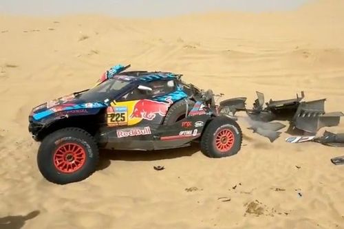 Sainz sufre un vuelco en la crucial etapa 48 horas del Dakar