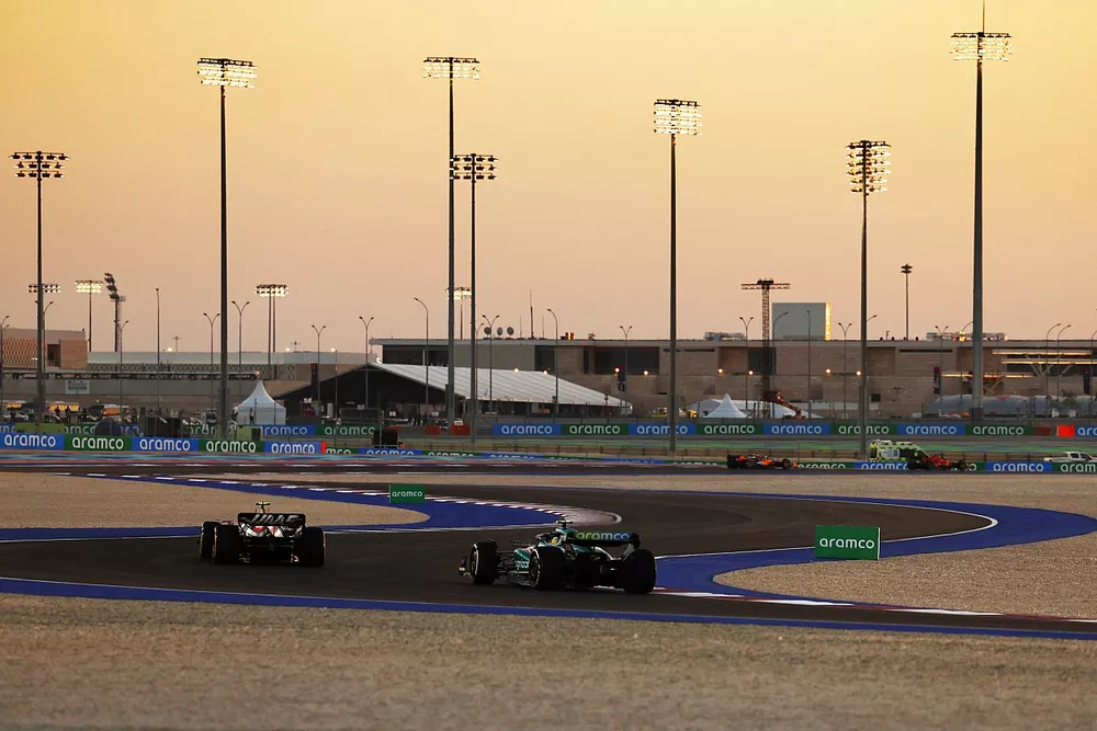 Nico Hulkenberg, Haas VF-23, Fernando Alonso, Aston Martin AMR23