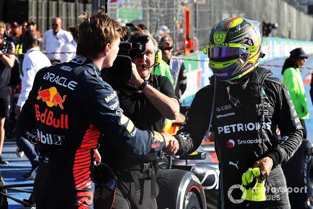 Max Verstappen, Red Bull Racing, primo posto, Lewis Hamilton, Mercedes-AMG, secondo posto, si congratulano a vicenda al Parc Ferme