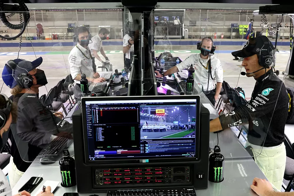 Valtteri Bottas, Mercedes-AMG F1, y George Russell, Mercedes-AMG F1, en el box