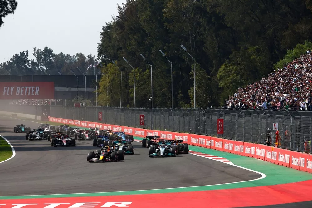 Max Verstappen, Red Bull Racing RB18, George Russell, Mercedes W13, Lewis Hamilton, Mercedes W13, Sergio P&eacute;rez, Red Bull Racing RB18, el resto al inicio