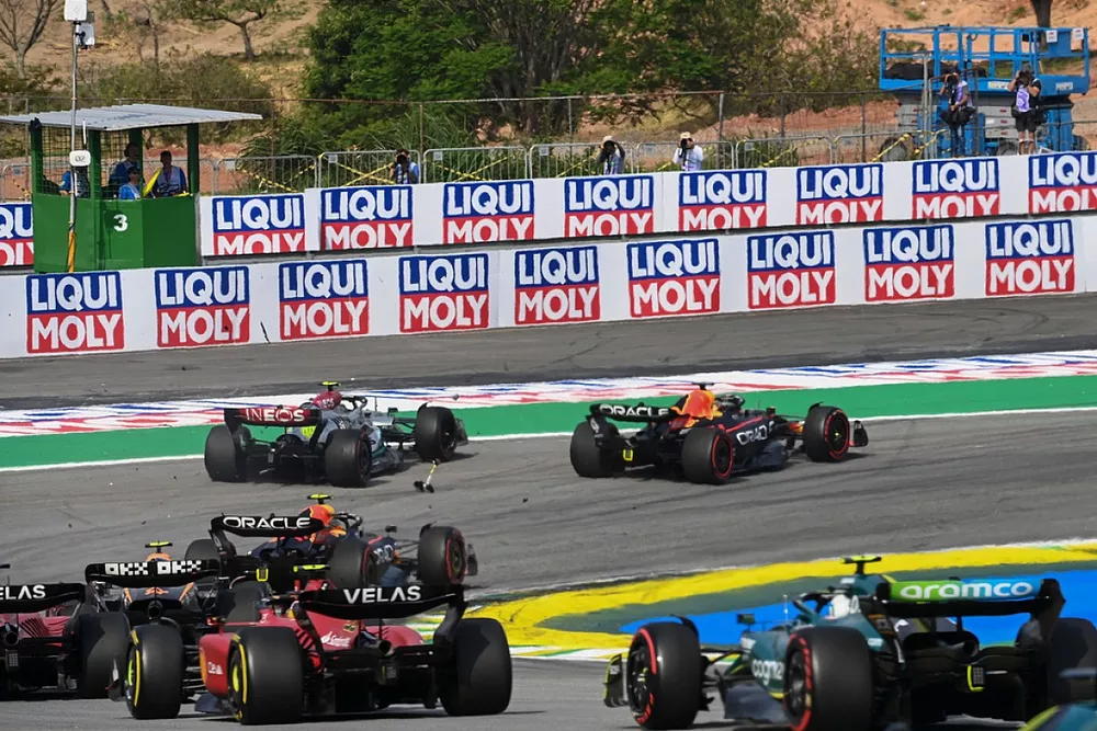 Max Verstappen, Red Bull Racing RB18, choca con Lewis Hamilton, Mercedes W13