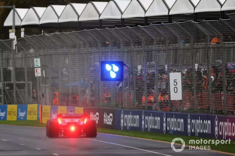 Alex Albon, Williams FW45, pasa al lado de una luz de lluvia
