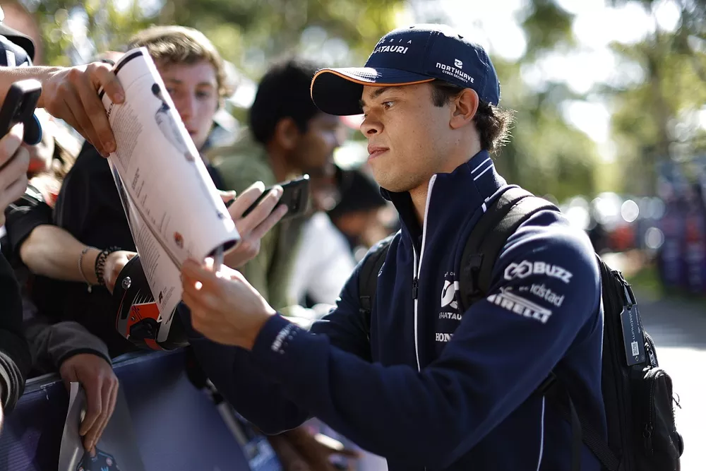 Nyck de Vries, Scuderia AlphaTauri with fans